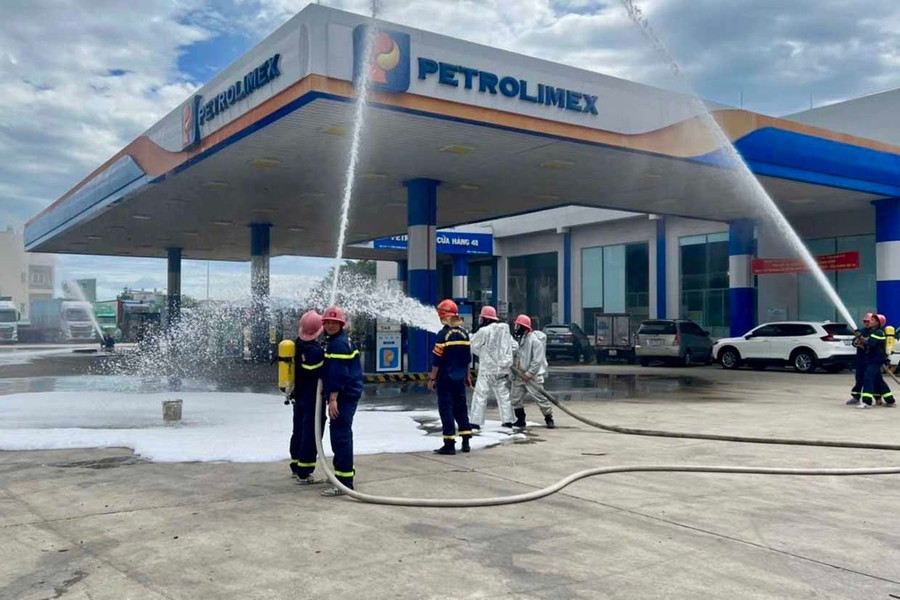 Diễn tập phương án chữa cháy tại Cửa hàng xăng dầu số 48 (phường Quy Nhơn). Ảnh: K.A bg9-1.jpg
