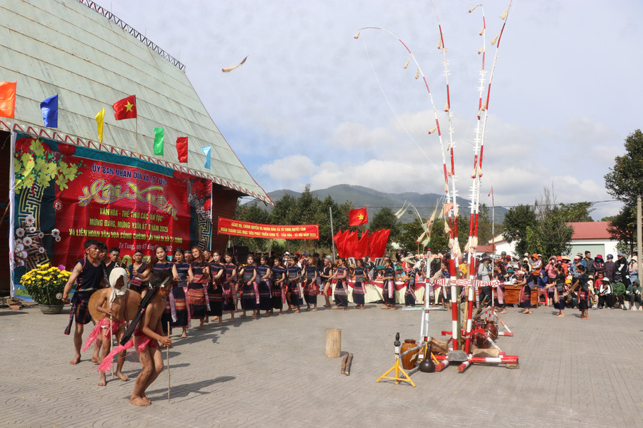 La commune de To Tung préserve et promeut les valeurs culturelles traditionnelles, notamment la culture des gongs. Photo : Ngoc Minh bg4-3-minh-phuong.jpg