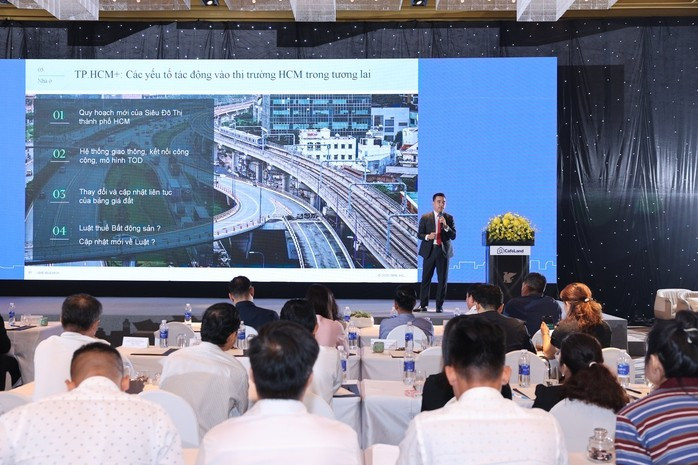 Ông Võ Huỳnh Tuấn Kiệt, Giám đốc bộ phận Tiếp thị nhà ở CBRE Việt Nam, trình bày tại hội thảo Ông Võ Huỳnh Tuấn Kiệt, Giám đốc bộ phận Tiếp thị nhà ở CBRE Việt Nam, trình bày tại hội thảo