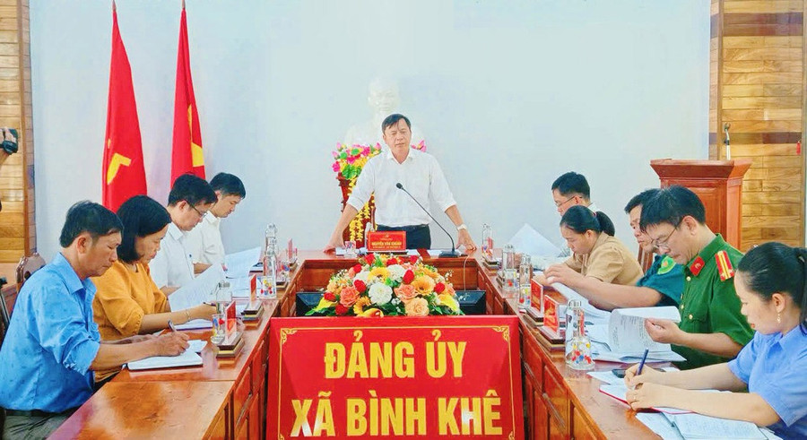 Bí thư Đảng ủy xã Bình Khê Nguyễn Văn Khánh (người đứng) tổ chức cuộc họp rà soát chỉ tiêu tỉnh giao để đôn đốc cán bộ thực hiện. Ảnh: Hải Yến bg5-1-chott-hai-yen.jpg