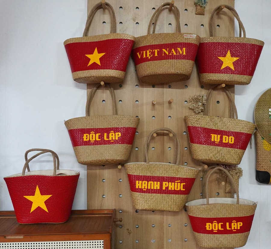 Những chiếc túi xách được trang trí đẹp mắt, ý nghĩa. Ảnh: Chu Hằng them10-41.jpg