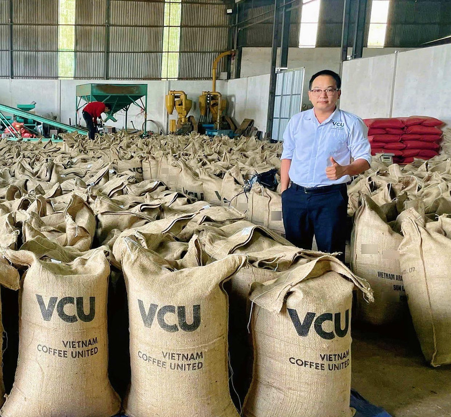 Anh Nguyễn Tiến Định, Giám đốc Công ty CP VCU, tại khu sản xuất cà phê của công ty. Ảnh: Hải Yến them5.jpg