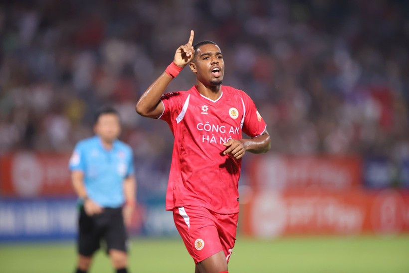 "Vua phá lưới V-League" mùa trước là Alan Sebastiao tiếp tục ghi bàn giúp Công An Hà Nội tạm vươn lên vị trí thứ 2 trên bảng xếp hạng. (Ảnh: VPF) toi-vua.jpg