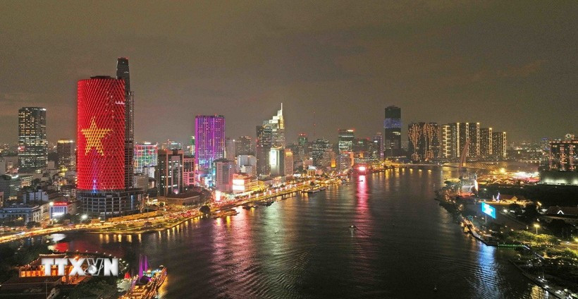 Thành phố Hồ Chí Minh - trung tâm kinh tế, văn hóa, du lịch đầu tàu của cả nước rực sáng trong đêm. (Ảnh: Vũ Sinh/TTXVN) dddulich.jpg