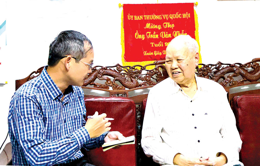 Herr Tran Van Nhan (rechts) spricht mit Reportern der Zeitung Gia Lai sowie von Radio und Fernsehen. Foto: N.D. bg4-1.jpg