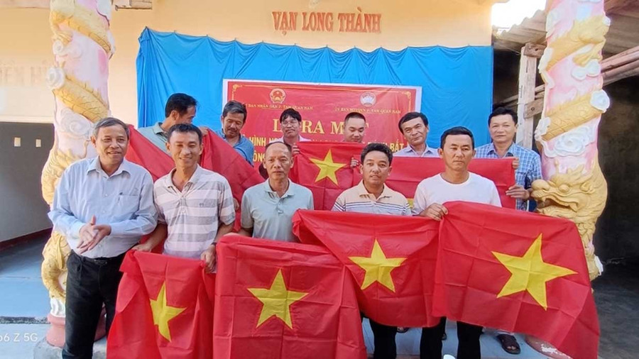 Nhiều năm qua, vạn chài Long Thành (phường Hoài Nhơn) không có tàu cá nào vi phạm vùng biển nước ngoài khi đánh bắt cá trên biển. Ảnh: N.N them1-1970.jpg