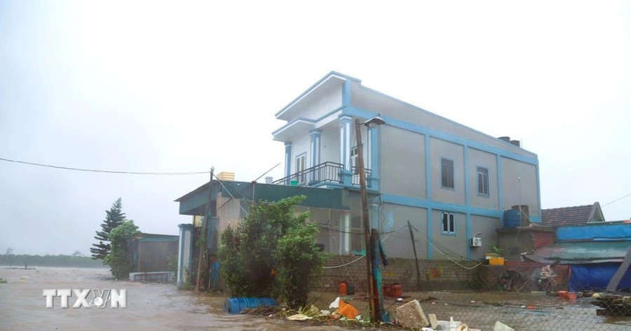 Khu vực dân cư gần cửa biển Lạch Vạn thuộc xóm Ngọc Minh (xã Diễn Châu, tỉnh Nghệ An) bị ngập nặng do nước biển dâng. (Ảnh: Xuân Tiến/TTXVN) ddbaoo.jpg