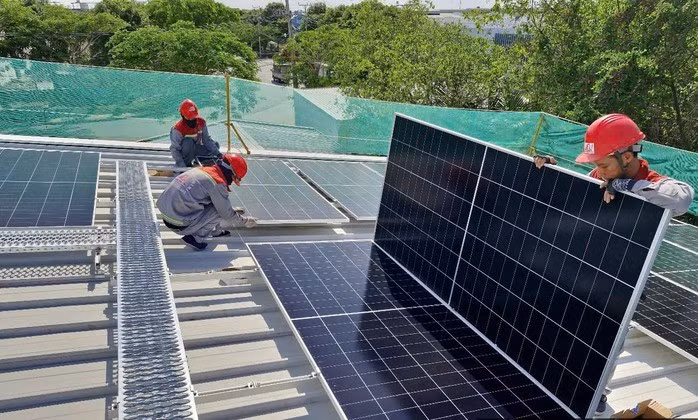 Nhiều hộ gia đình lắp điện mặt trời mái nhà để giảm chi phí điện sinh hoạt hằng tháng