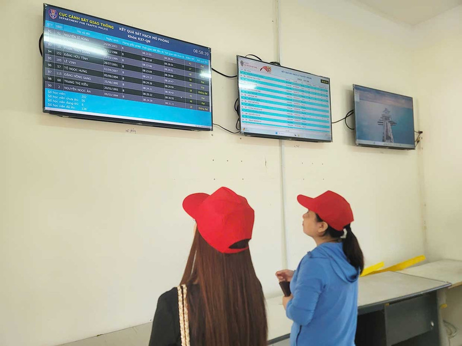 Thí sinh quan sát phần thi của mọi người công khai. Ảnh: K.A them1.jpg