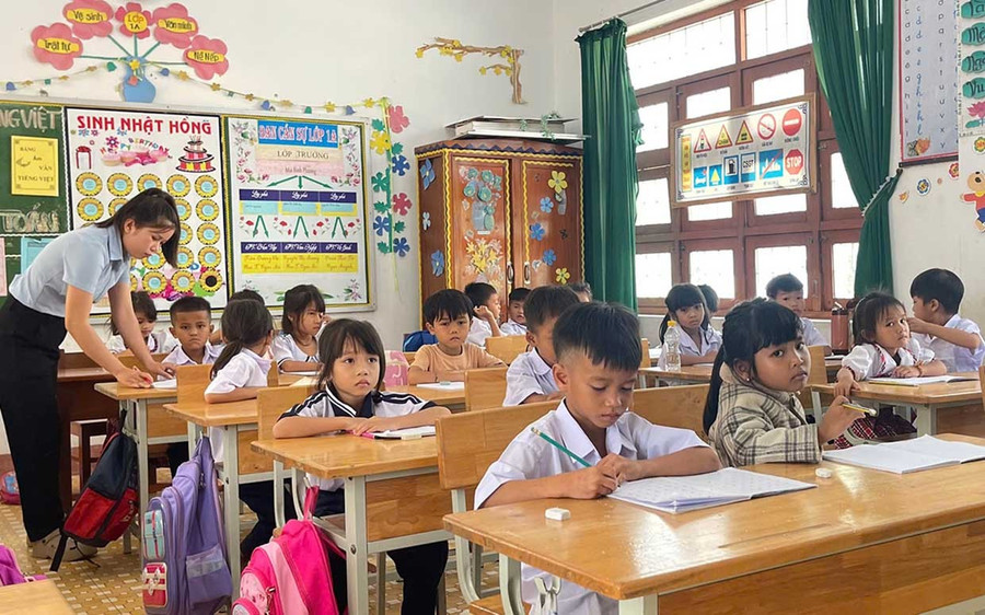 Dạy tiếng Việt cho trẻ dân tộc thiểu số trước thềm năm học là một bước chuẩn bị quan trọng, mang tính chiến lược lâu dài. Ảnh: Hồ Điểm them21-3.jpg