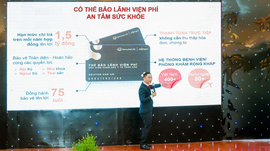 Đội ngũ kinh doanh Hanwha Life Việt Nam giới thiệu những giải pháp bảo hiểm thiết thực cho khách hàng. bao-gia-lai-3.jpg