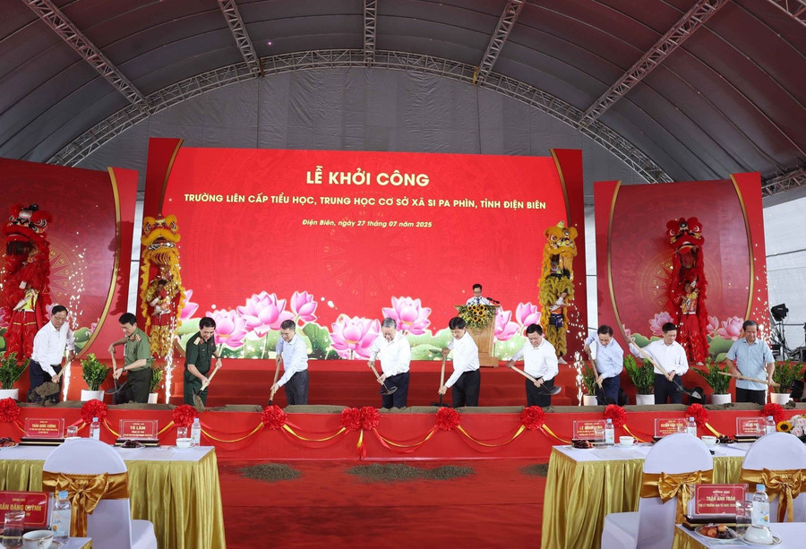 Tổng Bí Thư Tô Lâm và các đại biểu thực hiện nghi thức khởi công Trường liên cấp Tiểu học, Trung học cơ sở xã Si Pa Phìn, tỉnh Điện Biên. Ảnh: Thống Nhất/TTXVN Tổng Bí Thư Tô Lâm và các đại biểu thực hiện nghi thức khởi công Trường liên cấp Tiểu học, Trung học cơ sở xã Si Pa Phìn, tỉnh Điện Biên. Ảnh: Thống Nhất/TTXVN