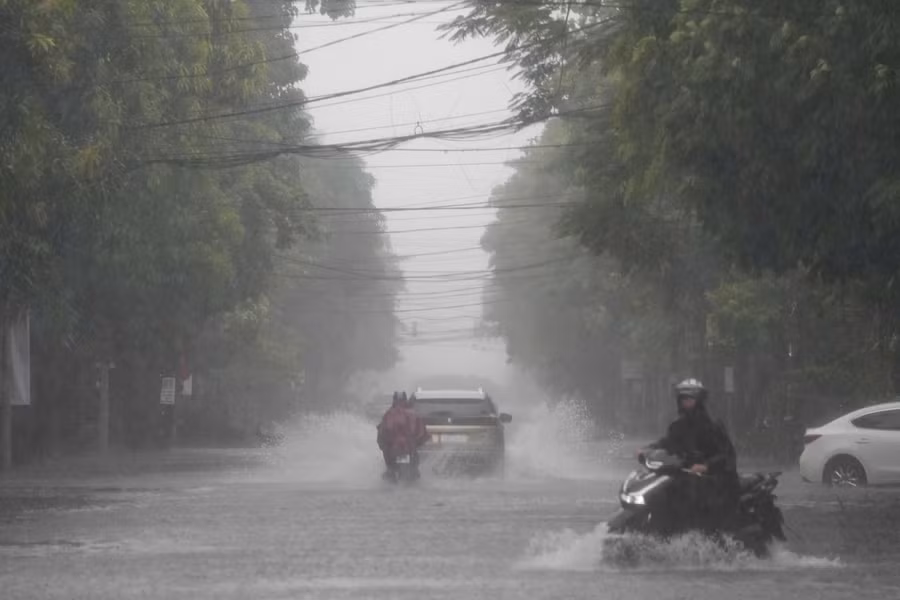 Bão số 5 quần thảo đất liền Nghệ An - Hà Tĩnh đến 12 giờ đồng hồ. Ảnh: Thu Hiền