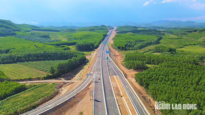 Cao tốc Vũng Áng - Bùng trênn địa phận tỉnh Quảng Trị vừa khánh thành ngày 19-8. Ảnh: Hoàng Phúc Cao tốc Vũng Áng - Bùng trênn địa phận tỉnh Quảng Trị vừa khánh thành ngày 19-8. Ảnh: Hoàng Phúc