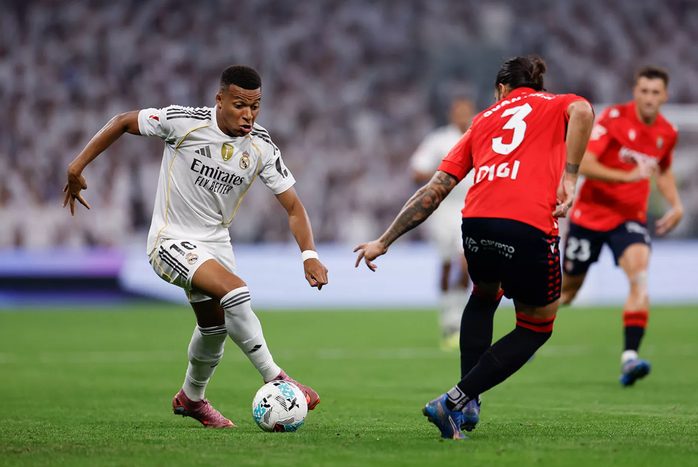 Juan Cruz (3) phải phạm lỗi để ngăn Kylian Mbappe... Juan Cruz (3) phải phạm lỗi để ngăn Kylian Mbappe...