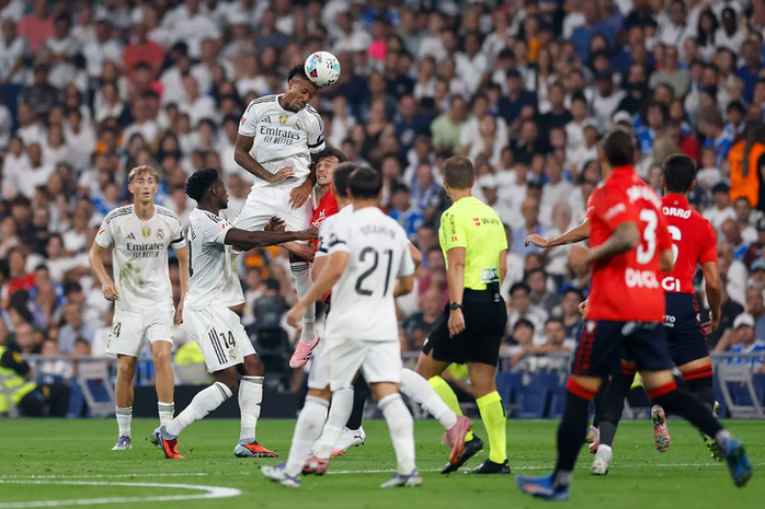 Trung vệ Eder Militao tham gia tấn công Trung vệ Eder Militao tham gia tấn công