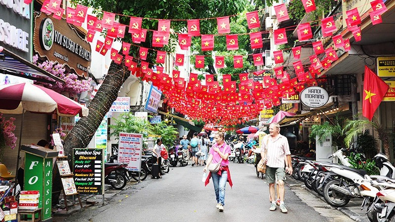 Nhiều tuyến phố Hà Nội rực rỡ sắc cờ. yeunc.jpg
