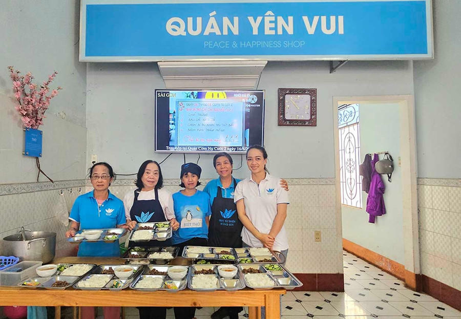 Những suất ăn ấm lòng được các tình nguyện viên chuẩn bị chu đáo cho bà con. Ảnh: Ngọc Duy them2-825.jpg