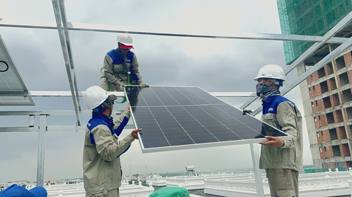 Thợ kỹ thuật lắp đặt hệ thống điện mặt trời để phục vụ cho sinh hoạt của người dân tại TP HCM Ảnh: LÊ TỈNH Thợ kỹ thuật lắp đặt hệ thống điện mặt trời để phục vụ cho sinh hoạt của người dân tại TP HCM Ảnh: LÊ TỈNH