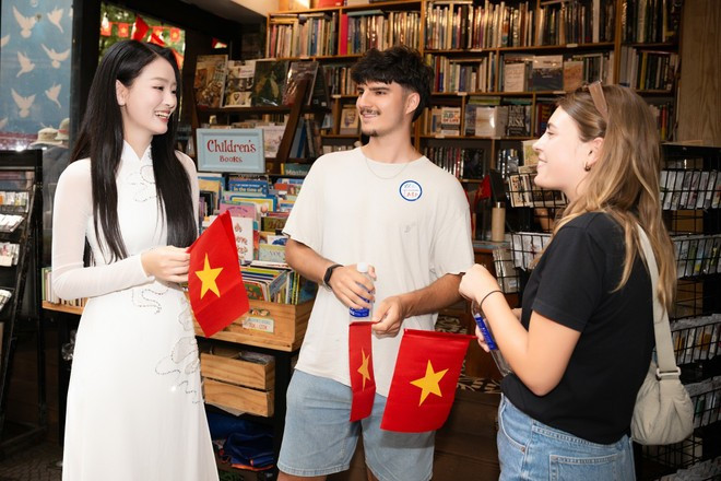 Du khách quốc tế được tặng cờ đỏ sao vàng khi du lịch Thành phố Hồ Chí Minh cuối tháng Tư vừa qua. (Ảnh: CTV/Vietnam+) Du khách quốc tế được tặng cờ đỏ sao vàng khi du lịch Thành phố Hồ Chí Minh cuối tháng Tư vừa qua. (Ảnh: CTV/Vietnam+)