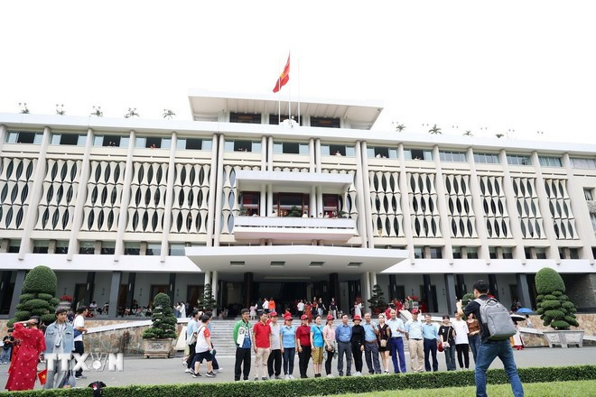 Khách du lịch tham quan Di tích quốc gia đặc biệt Dinh Độc Lập, điểm du lịch nổi tiếng tại Thành phố Hồ Chí Minh. (Ảnh: Hồng Đạt/TTXVN) Khách du lịch tham quan Di tích quốc gia đặc biệt Dinh Độc Lập, điểm du lịch nổi tiếng tại Thành phố Hồ Chí Minh. (Ảnh: Hồng Đạt/TTXVN)