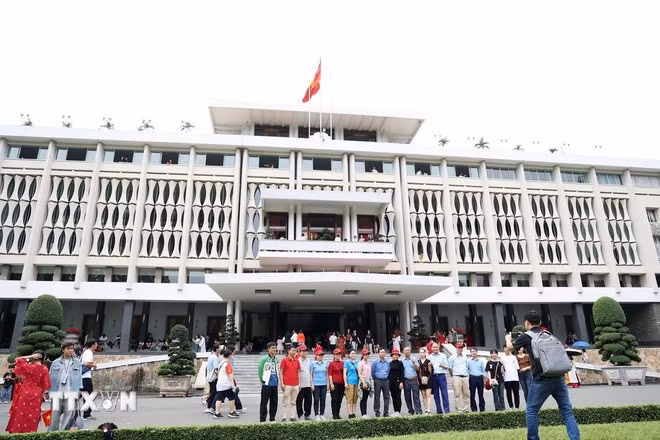 Khách du lịch tham quan Di tích quốc gia đặc biệt Dinh Độc Lập, điểm du lịch nổi tiếng tại Thành phố Hồ Chí Minh. (Ảnh: Hồng Đạt/TTXVN)