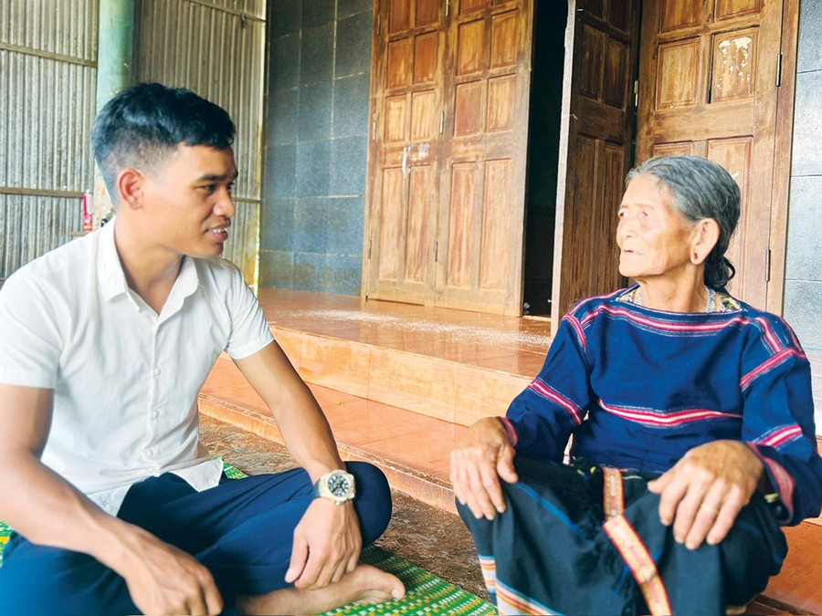 Bà Rơ Lan H’Mlat (80 tuổi, làng Dơk Ngol, xã Ia Dơk) kể chuyện một thời hào hùng của đất nước cho thế hệ trẻ hôm nay. Ảnh: Đinh Yến 1dinyen.jpg
