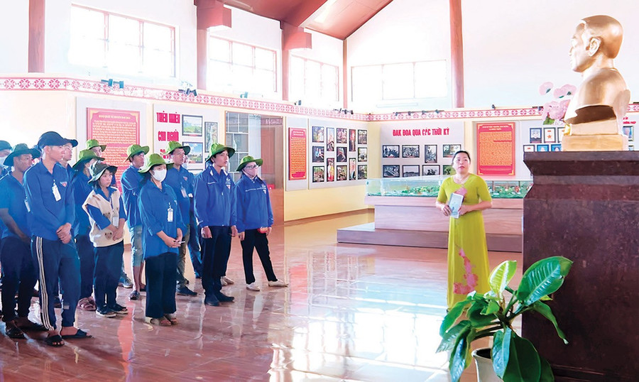 Chị Đinh Thị Lan giới thiệu về cuộc đời và tinh thần đấu tranh bất khuất của Anh hùng Wừu cho đoàn viên thanh niên tại Khu lưu niệm. Ảnh: NVCC bg8-1.jpg