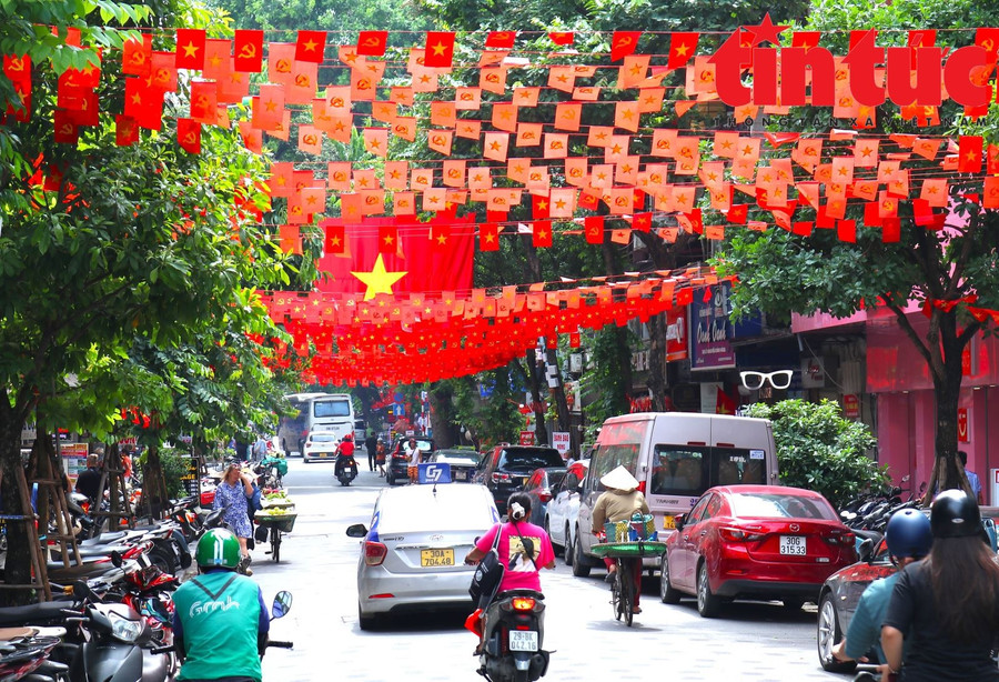 Đường phố Hà Nội rực rỡ cờ hoa mừng 80 năm Cách mạng Tháng Tám và Quốc khánh 2/9. Ảnh: Thế Đoàn/Báo Tin tức và Dân tộc Đường phố Hà Nội rực rỡ cờ hoa mừng 80 năm Cách mạng Tháng Tám và Quốc khánh 2/9. Ảnh: Thế Đoàn/Báo Tin tức và Dân tộc