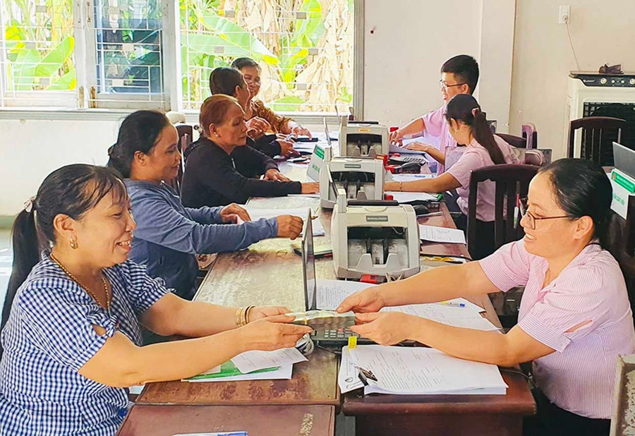 Phòng giao dịch Ngân hàng CSXH Vân Canh giải ngân các nguồn vốn, trong đó có chương trình vay HSSV cho các hộ gia đình tại xã Canh Vinh. Ảnh: D.Đ them3-6866.jpg