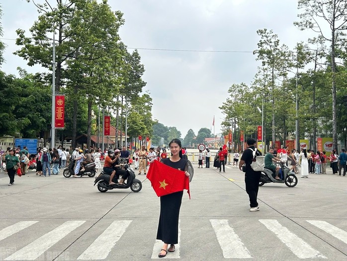 Người dân đứng ở đầu đường Hùng Vương để chờ xem tổng hợp luyện diễu bin, diễu hành tối 21-8. Ảnh: Minh Chiến Người dân đứng ở đầu đường Hùng Vương để chờ xem tổng hợp luyện diễu bin, diễu hành tối 21-8. Ảnh: Minh Chiến