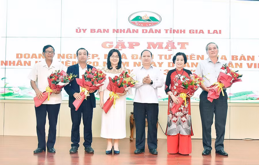 1chot-chu-tich-ubnd-tinh-rah-lan-chung-tang-hoa-chuc-mung-cac-doanh-nghiep-nhan-ky-niem-20-nam-ngay-doanh-nhan-viet-nam-13-10-anh-duc-thuy-4716.jpg