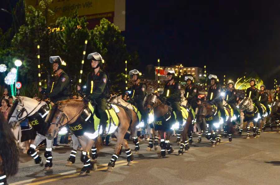Đoàn Cảnh sát Cơ động Kỵ binh diễu hành quanh hồ Xuân Hương