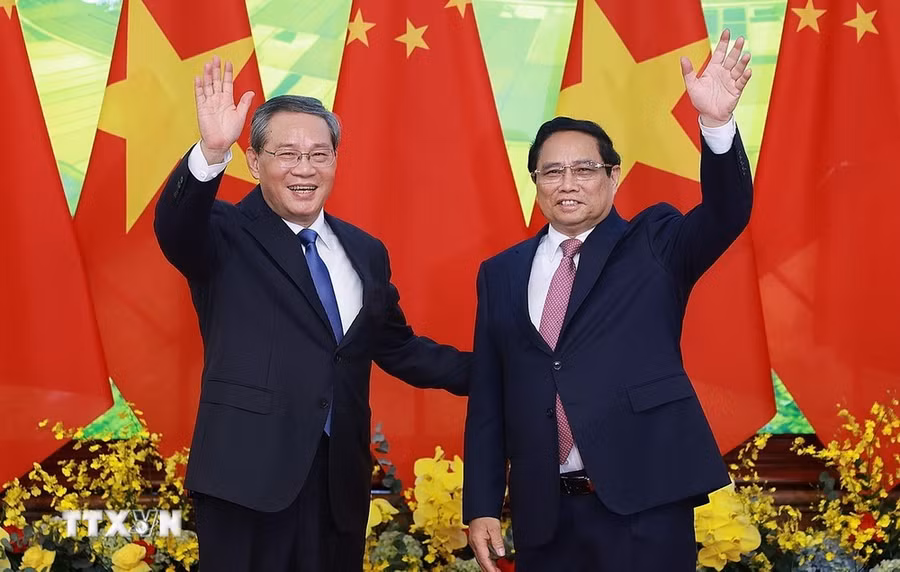 Thủ tướng Phạm Minh Chính và Thủ tướng Trung Quốc Lý Cường chụp ảnh chung trước hội đàm. (Ảnh: Dương Giang/TTXVN)