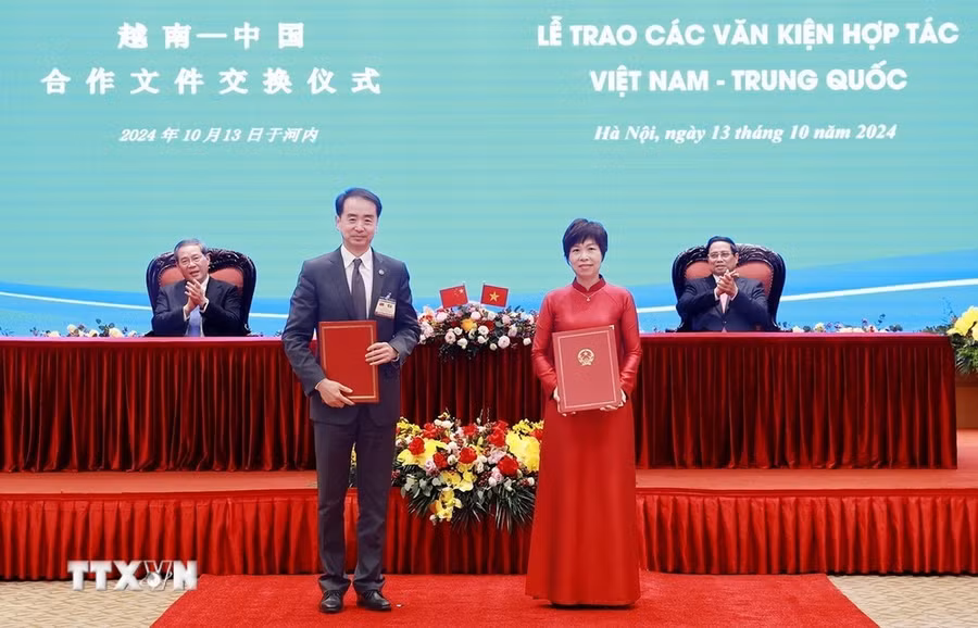 Thủ tướng Phạm Minh Chính và Thủ tướng Lý Cường chứng kiến trao Bản ghi nhớ hợp tác giữa Thông tấn xã Việt Nam và Đài Phát thanh truyền hình Trung ương Trung Quốc. (Ảnh: Dương Giang/TTXVN)