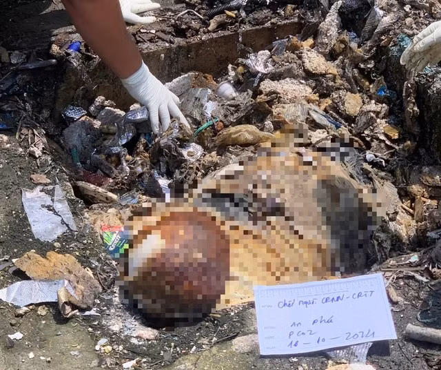 Thi thể nạn nhân được tìm thấy dưới hố phòng cháy chữa cháy của quán karaoke An Phú bỏ hoang