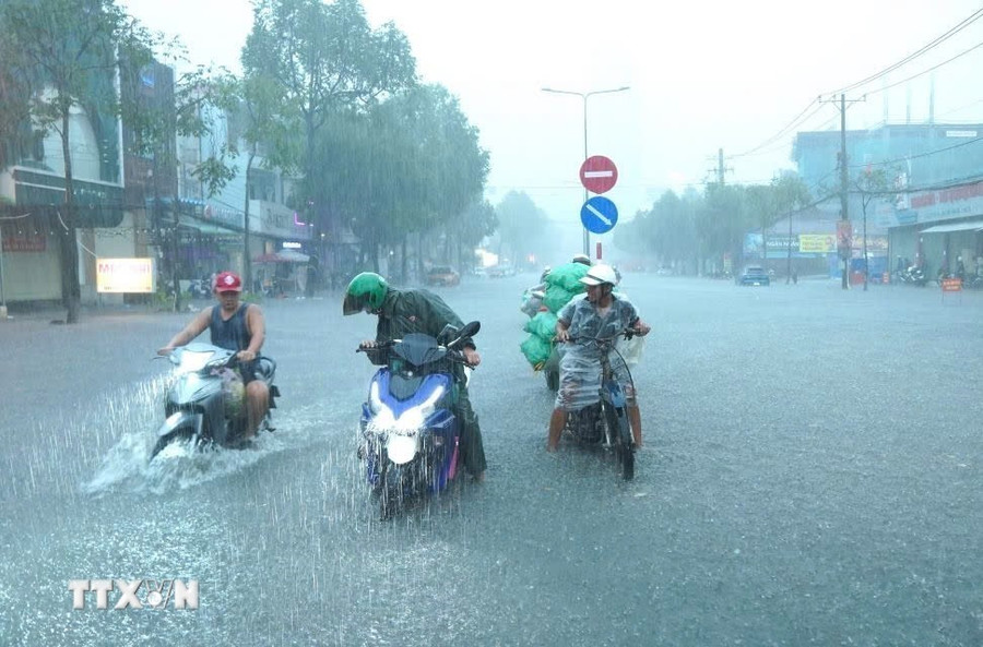 Mưa lớn gây ngập. (Ảnh: TTXVN phát) Mưa lớn gây ngập. (Ảnh: TTXVN phát)
