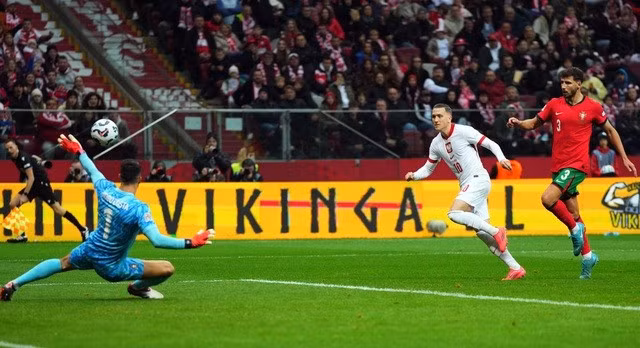 Piotr Zielinski rút ngắn cách biệt cho đội chủ nhà