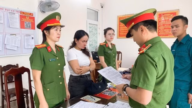 Công an đọc lệnh khởi tố, bắt tạm giam đối với Trịnh Thị Ngân