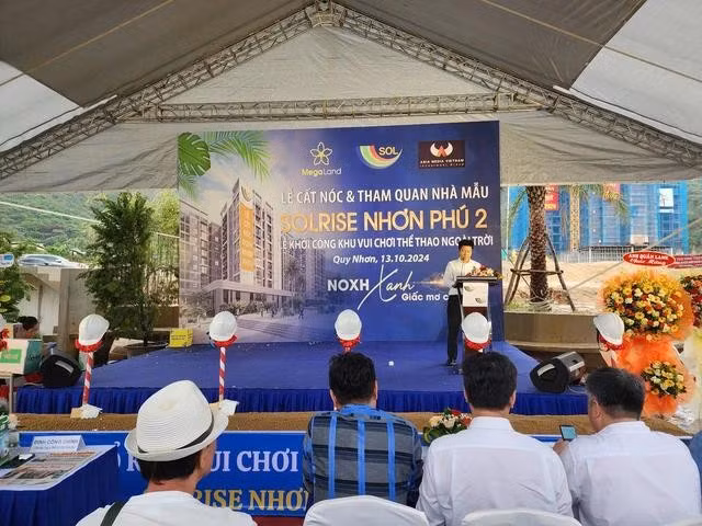 Ông Đinh Công Chính, Giám đốc Công ty TNHH SOLRISE Nhơn Phú, phát biểu tại buổi lễ