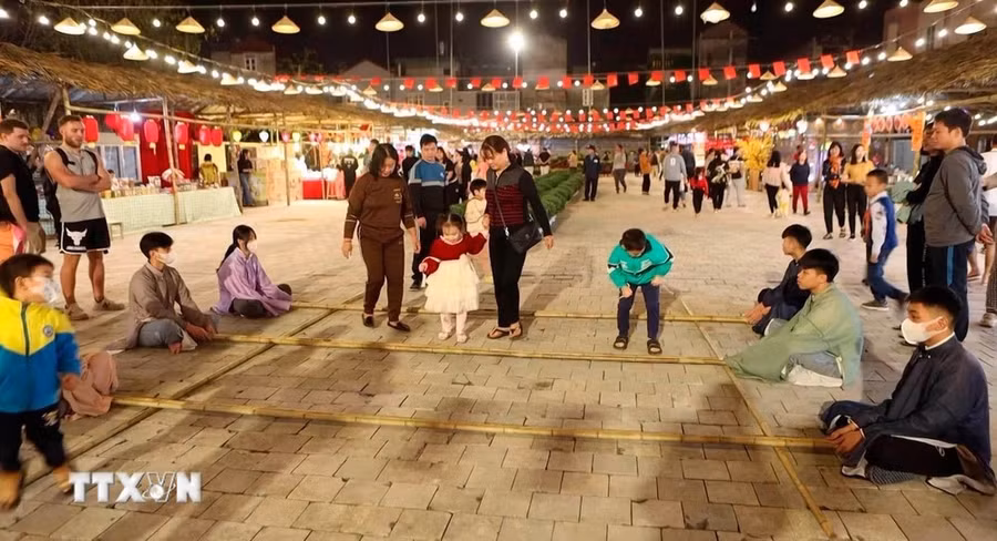 Phố cổ Hoa Lư, thành phố Ninh Bình, được trang trí mang đậm nét văn hóa truyền thống đáp ứng đa dạng nhu cầu về ẩm thực, tham quan, mua sắm của du khách. (Ảnh: Thùy Dung/TTXVN)