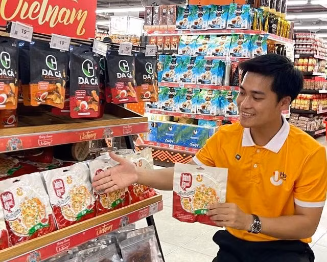 Bánh ép Hue One Food được bày bán tại trung tâm thương mại. ẢNH: NVCC