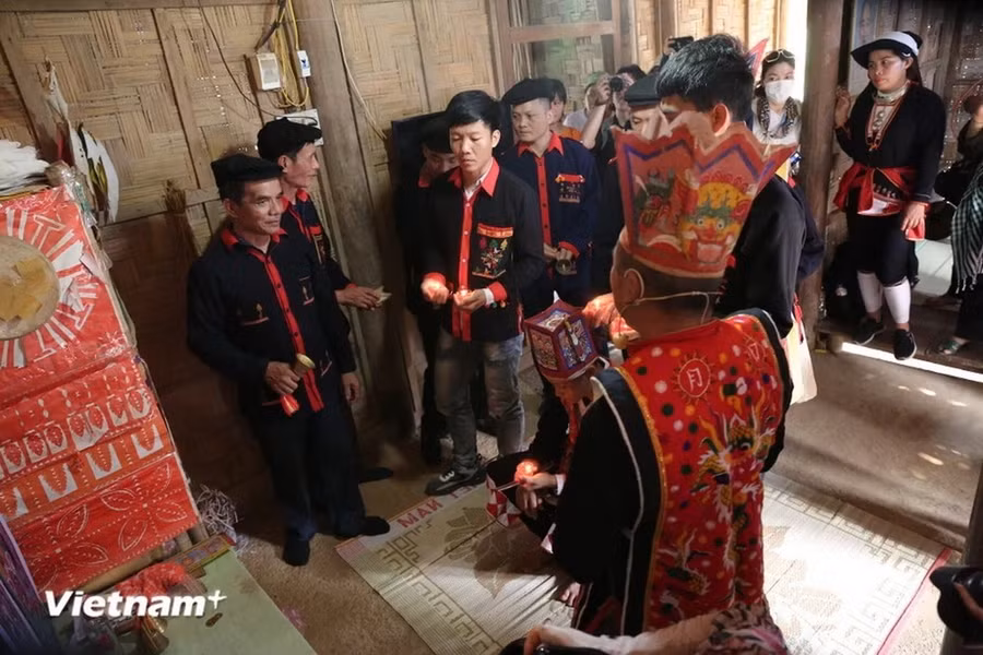 Nghi lễ cấp sắc của dân tộc Dao. (Ảnh: Diễm Hằng/Vietnam+)