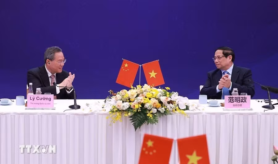 Thủ tướng Phạm Minh Chính và Thủ tướng Trung Quốc Lý Cường tại Toạ đàm doanh nghiệp Việt Nam-Trung Quốc. (Ảnh: Dương Giang/TTXVN)