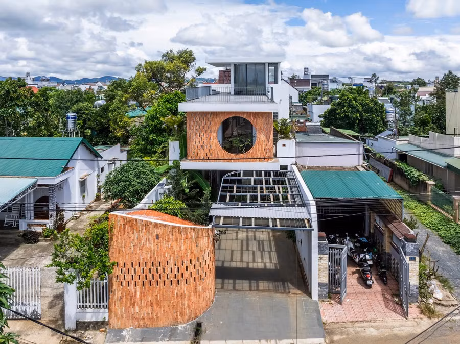 Sự độc đáo của thiết kế được thể hiện rõ qua mặt tiền, với việc sử dụng các bức tường gạch lộ thiên có các khoảng hở nhỏ. Bức tường này không chỉ toát lên vẻ đẹp mộc mạc và tự nhiên mà còn cho phép không khí và ánh sáng lưu thông, tạo cảm giác rộng mở cho không gian nội thất.