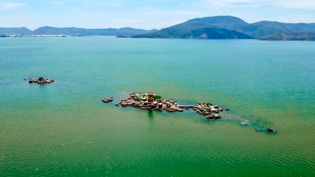 Tháp Thầy Bói ở giữa đầm Thị Nại, một trong những điểm tham quan hết sức thú vị. ẢNH: THANH QUÂN