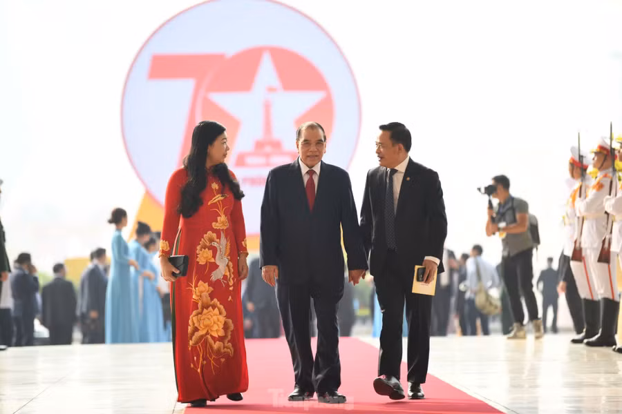 Nguyên Tổng Bí thư Nông Đức Mạnh đến dự chương trình kỷ niệm. Ảnh: Như Ý.