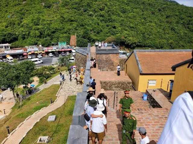 Du khách tham quan Hải Vân quan, sau khi di tích hoàn thành trùng tu. ẢNH: BÙI NGỌC LONG