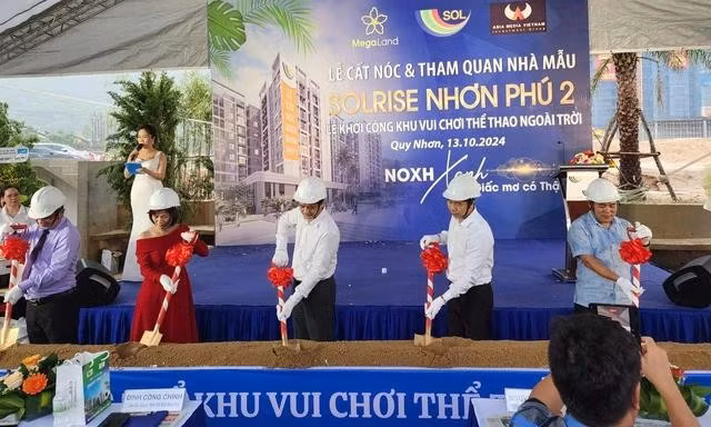Các đại biểu thực hiện nghi thức động thổ khởi công xây dựng công trình khu vui chơi thể thao