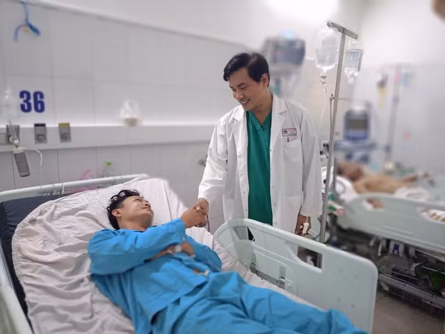 Anh Đặng Huy Hùng hiện đang được điều trị tại Bệnh viện Đà Nẵng sau 2 đêm trôi dạt trên biển